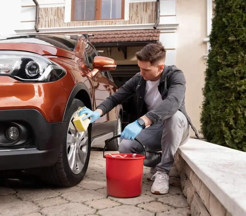 Lavage auto à domicile Corbelin : professionnel intervenant sur un véhicule